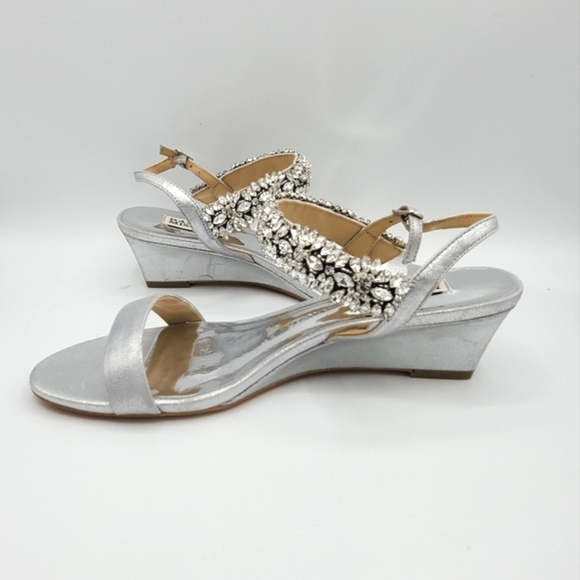Badgley Mischka Larisa wedges, Silver, NIB - Picture 4 of 9